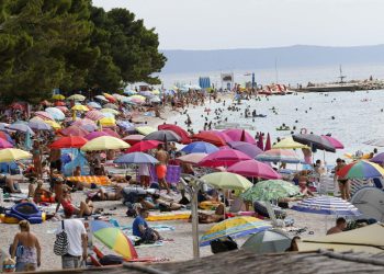 Slobodna Dalmacija – Policija o smrti muškarca na plaži u Baškoj Vodi: ‘Nije bilo propusta ni zanemarivanja, evo zašto smo morali čekati…’