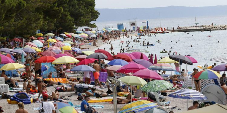 Slobodna Dalmacija – Policija o smrti muškarca na plaži u Baškoj Vodi: ‘Nije bilo propusta ni zanemarivanja, evo zašto smo morali čekati…’