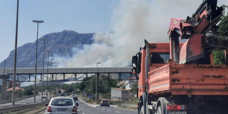 Slobodna Dalmacija – Policija otkrila muškarce koji su krivi za dva jučerašnja požara u Kaštelima. Ne biste vjerovali što rade usred ljeta…