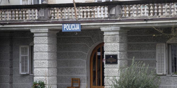 Slobodna Dalmacija – Policija stala na kraj 60-godišnjem Rumunju koji je ovog mjeseca operirao po Splitu. Pogledajte što je sve krao
