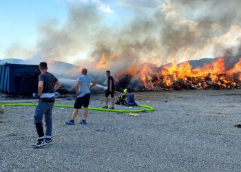 Slobodna Dalmacija – Požar u zaleđu Splita! Mještane uznemirio crni gusti dim, vatrogasci su na terenu! ‘Područje je puno plinskih boca…’