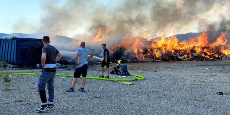 Slobodna Dalmacija – Požar u zaleđu Splita! Mještane uznemirio crni gusti dim, vatrogasci su na terenu! ‘Područje je puno plinskih boca…’