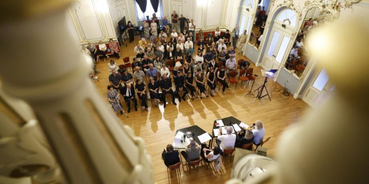 Slobodna Dalmacija – Renato Baretić ispraćen uz gromoglasni pljesak i suze: ‘Sve što je radio, imalo je nekog smisla. Bio je genije’