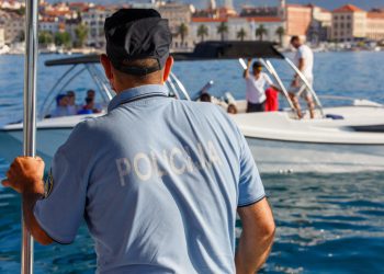 Slobodna Dalmacija – Roditelji, pazite djecu! Maloljetnici odlutali na otvorenom moru; uspaničeni roditelji zvali policiju, ovdje su ih našli