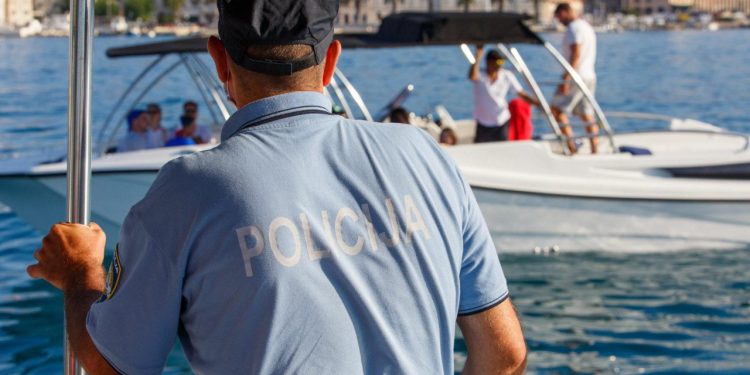 Slobodna Dalmacija – Roditelji, pazite djecu! Maloljetnici odlutali na otvorenom moru; uspaničeni roditelji zvali policiju, ovdje su ih našli