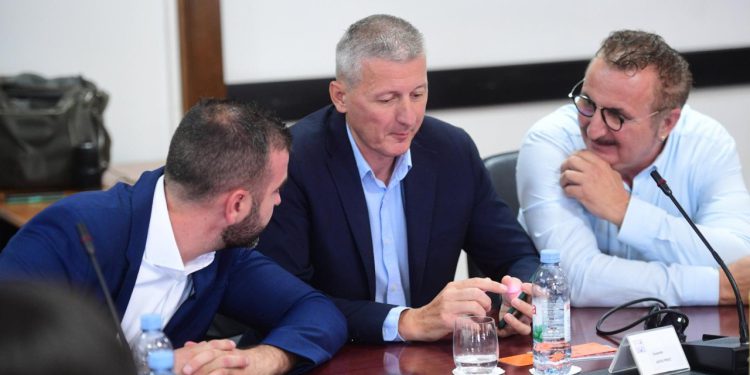 Slobodna Dalmacija – SDP ostao bez vijećnika, oporba upire prstom, a Prnjak traži ispriku! Raspliće se politički kaos: ‘Razočarani smo…’