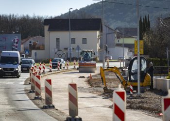 Slobodna Dalmacija – Sinj: povremeno će se skroz zatvarati cesta kroz Brnaze zbog radova, sve mora biti gotovo do Alke! Evo obilaznih pravaca