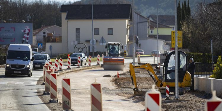 Slobodna Dalmacija – Sinj: povremeno će se skroz zatvarati cesta kroz Brnaze zbog radova, sve mora biti gotovo do Alke! Evo obilaznih pravaca