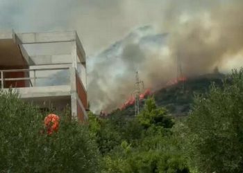 Slobodna Dalmacija – Situacija na požarištu u Kaštelima puno bolja, na terenu preko 100 vatrogasaca. Planulo je na još jednom mjestu