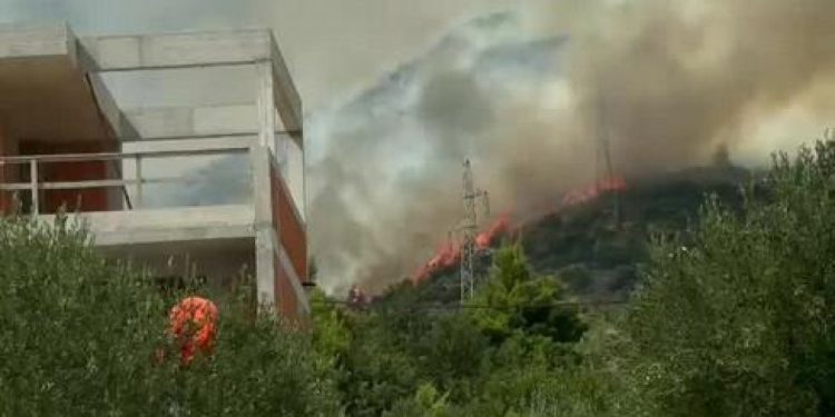 Slobodna Dalmacija – Situacija na požarištu u Kaštelima puno bolja, na terenu preko 100 vatrogasaca. Planulo je na još jednom mjestu
