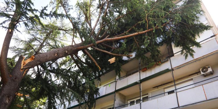 Slobodna Dalmacija – Splićani, požurite! Imate manje od tri sata za prijavu štete prouzročene nezapamćenom olujom!