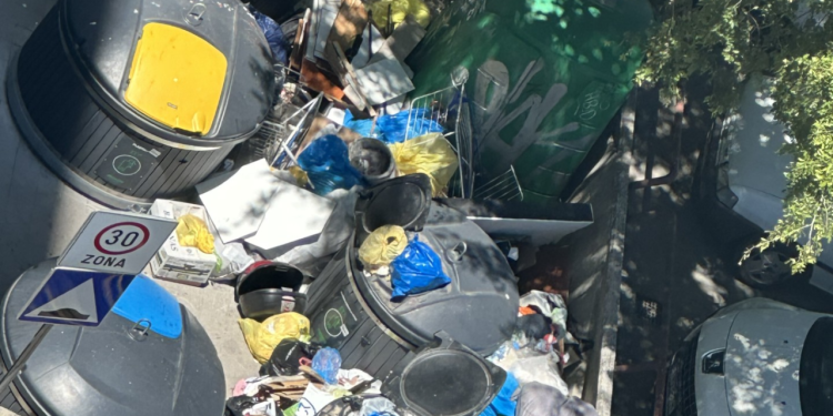 Slobodna Dalmacija – Splićanin nam se požalio na problem s odvozom smeća na Pujankama: ‘Nije redovit, nagomilava se oko spremnika…’