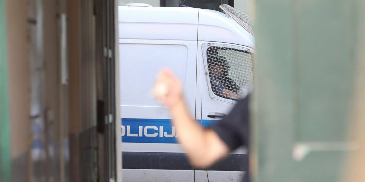 Slobodna Dalmacija – Splićanin prijetio bivšoj partnerici; dobacivao uvrede iz vozila, a onda slao stravične poruke. Sad je na psihijatriji