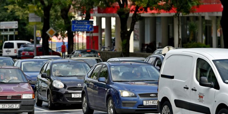 Slobodna Dalmacija – Splićanka ogorčena: ‘Zar vi ne vidite ovo ispred našeg portuna?!’ E, sad, pitanje je je li bolje s njim ili bez njega…