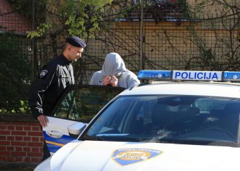 Slobodna Dalmacija – Splitski policajci uhitili susjeda iz pakla! Tražio novac i prijetio da će sve dignuti u zrak; ‘zakuhalo’ oko parkinga