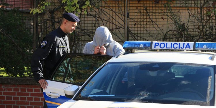 Slobodna Dalmacija – Splitski policajci uhitili susjeda iz pakla! Tražio novac i prijetio da će sve dignuti u zrak; ‘zakuhalo’ oko parkinga