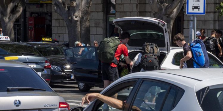 Slobodna Dalmacija – Splitski taksisti prosvjeduju: ‘Pokažimo da nismo robovi, nego ljudi sa stavom i dostojanstvom!’