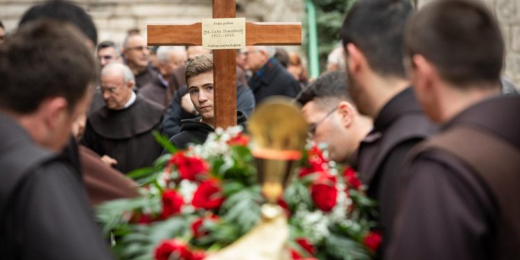 Slobodna Dalmacija – Tko će nam držati mise!? Franjevci se stoljećima odupirali režimima i čuvali tradiciju, a sad napuštaju ovaj dio Zagore