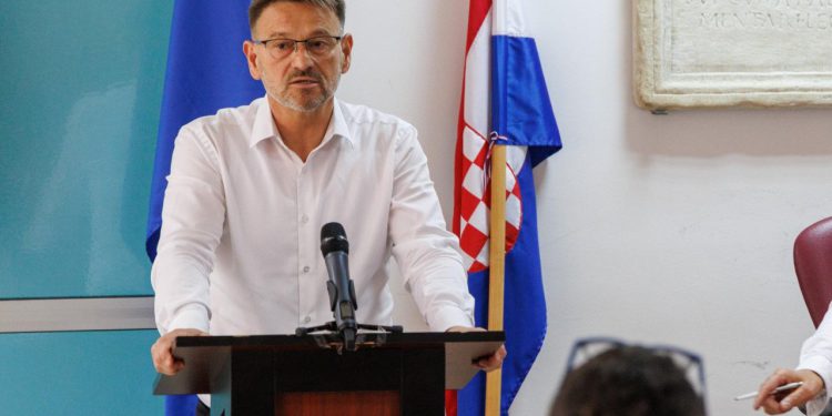 Slobodna Dalmacija – Tko je kriv zbog zabrane Bajage u Solinu? Ustrašeni Ninčević (HDZ) koji dopušta da mu par (za)branitelja kroji top liste