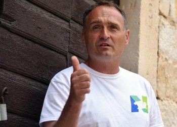 Slobodna Dalmacija – Tko još ima ovakvog gradonačelnika?! Stupio na pozornicu i nastao show; pjevalo se od Gibonnija do ‘Kralja lavova’