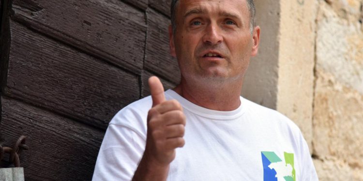 Slobodna Dalmacija – Tko još ima ovakvog gradonačelnika?! Stupio na pozornicu i nastao show; pjevalo se od Gibonnija do ‘Kralja lavova’