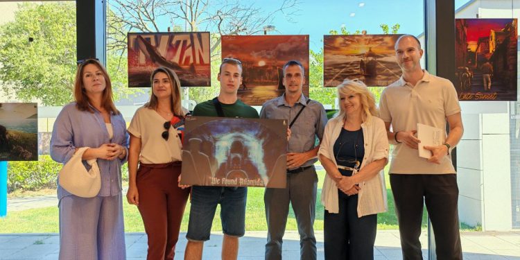 Slobodna Dalmacija – U Centru za posjetitelje Skrivena Dalmacija u Dugopolju možete pogledati izložbu mladog splitskog umjetnika