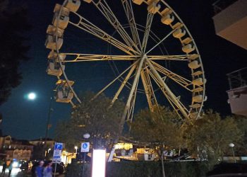 Slobodna Dalmacija – U Makarskoj se odlomio dio panoramskog kotača teškog 100 tona! Pao je par metara od prolaznika, stigla policija…