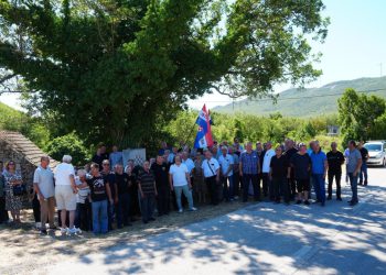 Slobodna Dalmacija – U Trnbusima i Ogorju prisjetili se stradalih pripadnika ‘Bugojanske skupine‘. Stigli brojni članovi udruga, obitelji…