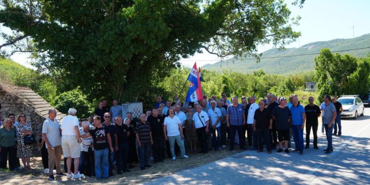 Slobodna Dalmacija – U Trnbusima i Ogorju prisjetili se stradalih pripadnika ‘Bugojanske skupine‘. Stigli brojni članovi udruga, obitelji…