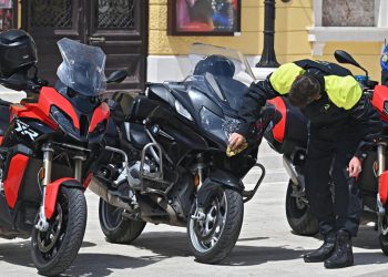 Slobodna Dalmacija – U gradu blizu Splita vlada potpuni ‘raspašoj’! Nadrogirani voze motore, rijetki nose kacige, a mnogi su isključeni…