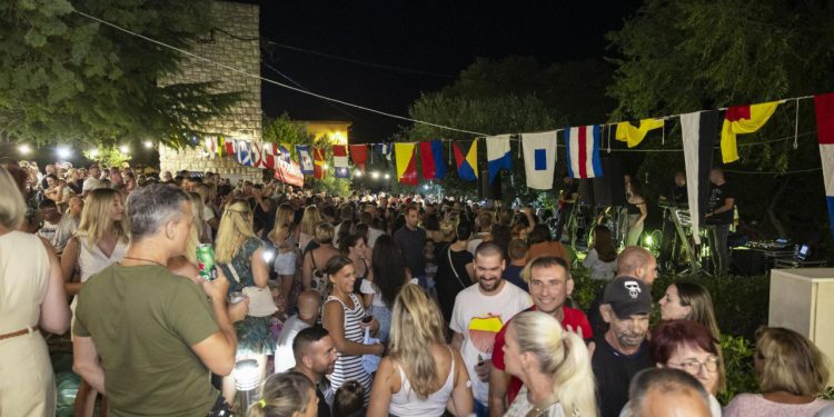 Slobodna Dalmacija – VELIKA FOTOGALERIJA Pogledajte kako je bilo na fešti u najudaljenijem dijelu Splita! Bilo je ića, pića i harmonike