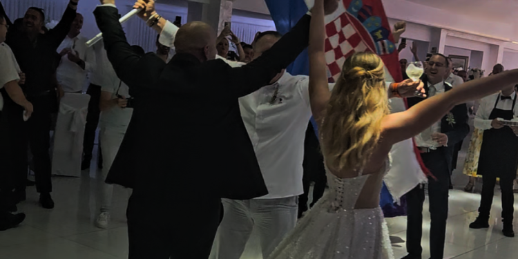 Slobodna Dalmacija – VIDEO Mladenci ušli u salu uz Thompsonov hit. Snimka izazvala reakcije: ‘I ja sam domoljub, ali ovo je baš sramota!’