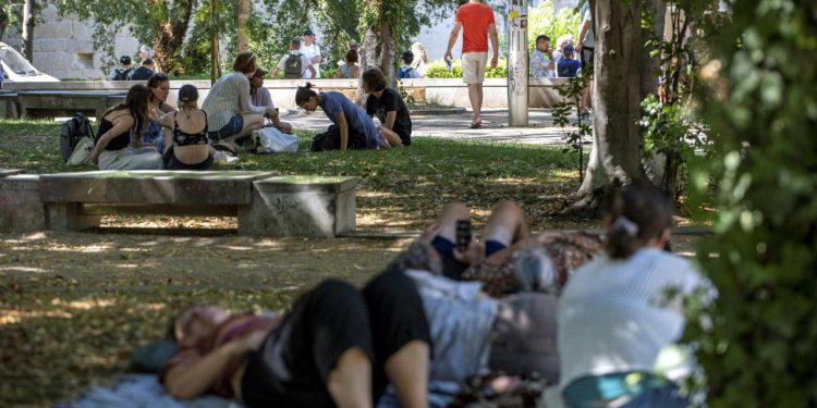 Slobodna Dalmacija – VIDEO Njima ne treba Žnjan! Pogledajte iživljavanje turista u splitskoj fontani: ‘Sodoma i Gomora! Di su komunalci?’