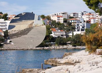 Slobodna Dalmacija – VIDEO Pogledajte što teče između luksuznih vila na Čiovu! Mještani ispaljuju: ‘Strava, djeca se tu igraju…’