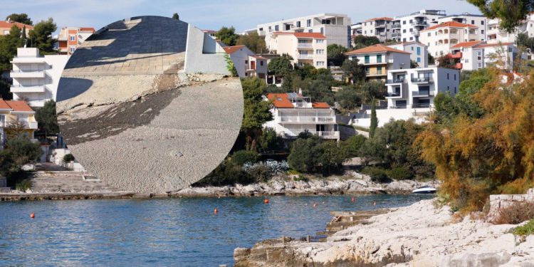 Slobodna Dalmacija – VIDEO Pogledajte što teče između luksuznih vila na Čiovu! Mještani ispaljuju: ‘Strava, djeca se tu igraju…’
