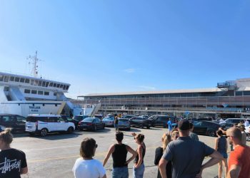Slobodna Dalmacija – VIDEO Zbog prometnog kolapsa trajekt isplovio sat vremena kasnije! Stigla i policija, pogledajte kaos u trajektnoj luci