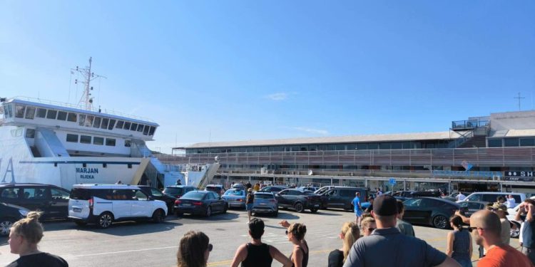 Slobodna Dalmacija – VIDEO Zbog prometnog kolapsa trajekt isplovio sat vremena kasnije! Stigla i policija, pogledajte kaos u trajektnoj luci