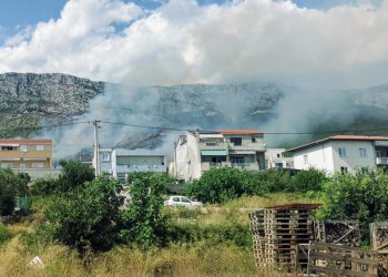 Slobodna Dalmacija – Vatrogasci će cijelu noć provesti na požarištu u Kaštel Sućurcu, požar još nije lokaliziran: provodi se istraživanje