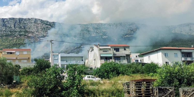 Slobodna Dalmacija – Vatrogasci će cijelu noć provesti na požarištu u Kaštel Sućurcu, požar još nije lokaliziran: provodi se istraživanje