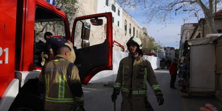 Slobodna Dalmacija – Vatrogasci su se i jučer dobro naradili. U pola noći izbio požar u samom srcu Splita, dojurili su u centar