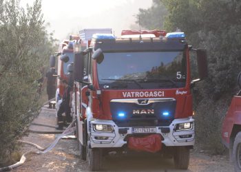 Slobodna Dalmacija – Vatrogasci trpjeli verbalni teror Splićanina prilikom gašenja požara u Stobreču; pokušao ih je spriječiti