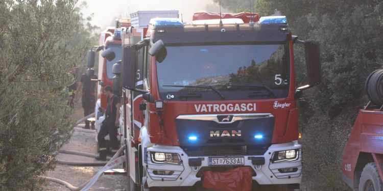 Slobodna Dalmacija – Vatrogasci trpjeli verbalni teror Splićanina prilikom gašenja požara u Stobreču; pokušao ih je spriječiti
