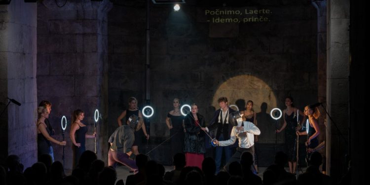 Slobodna Dalmacija – Veliki uspjeh učenika i nastavnika I. gimnazije Split! Hamlet u izvedbi njihove dramske družine na 71. Splitskom ljetu