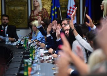 Slobodna Dalmacija – Vijećnici tražili tajno glasanje, a onda se okomili na novinara jer je