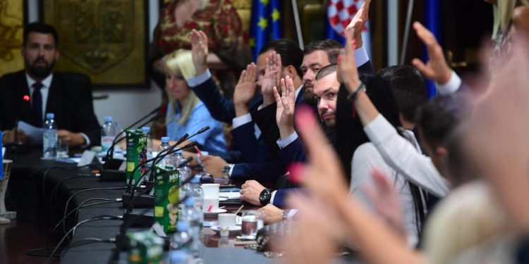 Slobodna Dalmacija – Vijećnici tražili tajno glasanje, a onda se okomili na novinara jer je