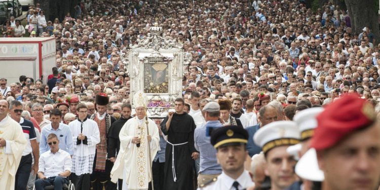 Slobodna Dalmacija – Vjernici iz cijele Dalmacije hrle u Sinj! Donosimo detaljan program hodočašća Gospi po mjestima i splitskim kvartovima
