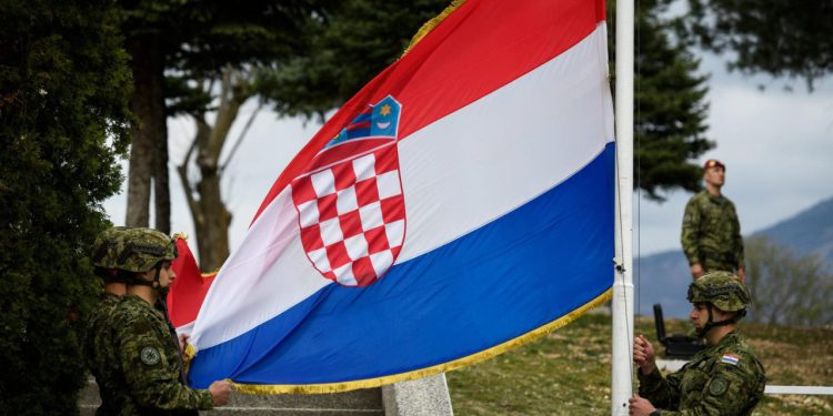 Slobodna Dalmacija – Vojnik iz Solina tužio državu jer se ozlijedio igrajući nogomet u derutnoj vojarni. Krenula je trakavica, ovo je epilog