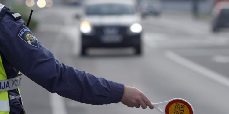 Slobodna Dalmacija – Vozači, pripazite! Tijekom vikenda pojačana kontrola prometa, policija pozvala vozače na oprez i uputila poseban apel