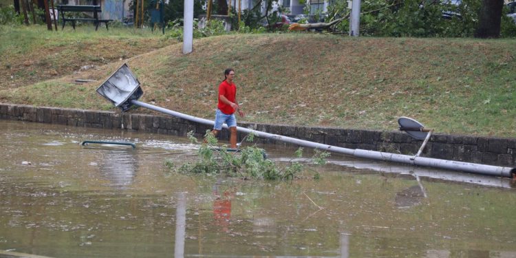 Slobodna Dalmacija – WC u moru, nasukane pedaline, polomljene grane… Doznajemo kako je prošao Žnjan nakon snažnog nevremena!