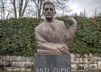 Slobodna Dalmacija – Zagora nije zaboravila omiljenog profesora! Preminuo je prerano, Milanović mu otkrio spomenik, a politika ga proganjala